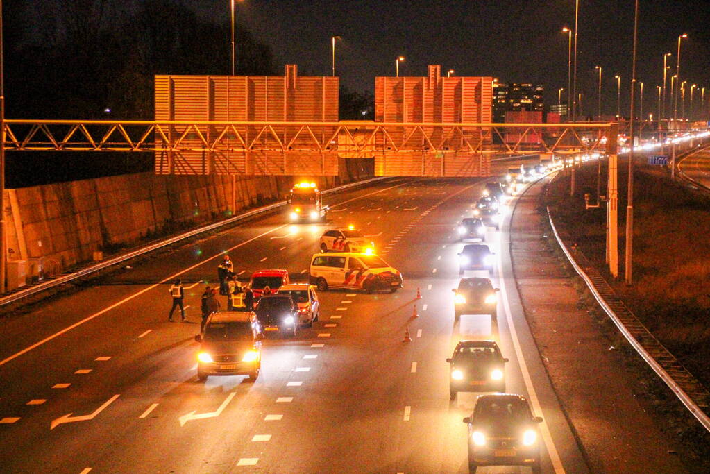 File door kop-staartbotsing op snelweg