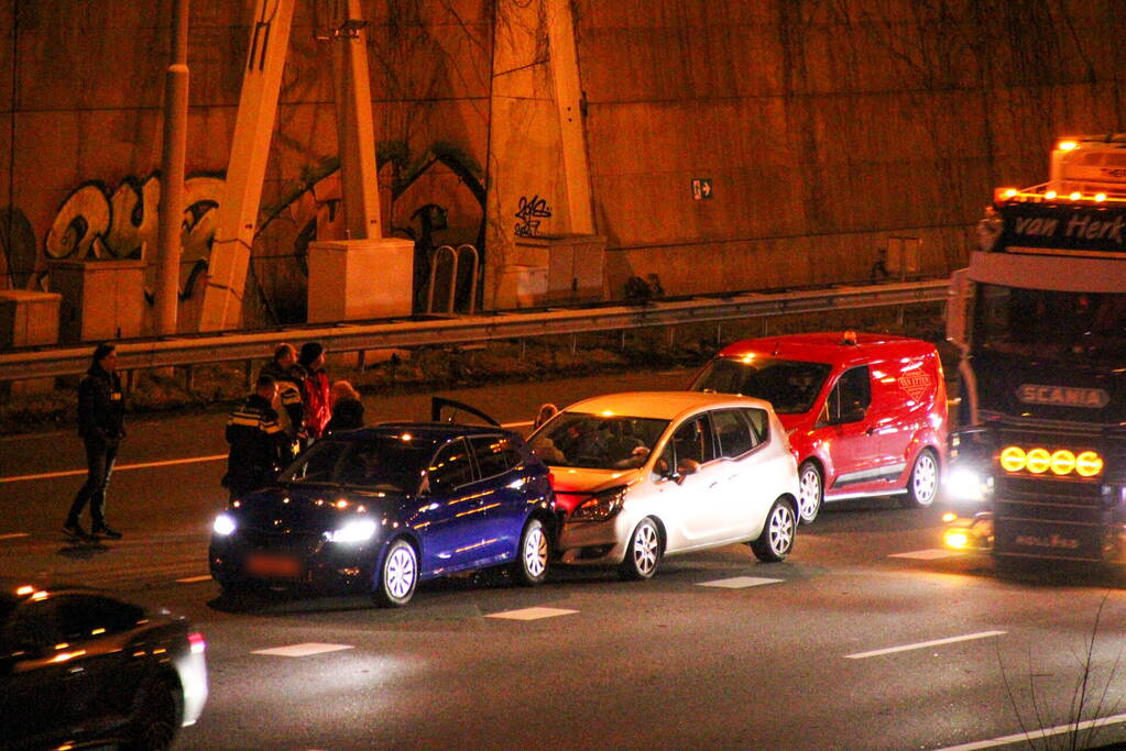 File door kop-staartbotsing op snelweg