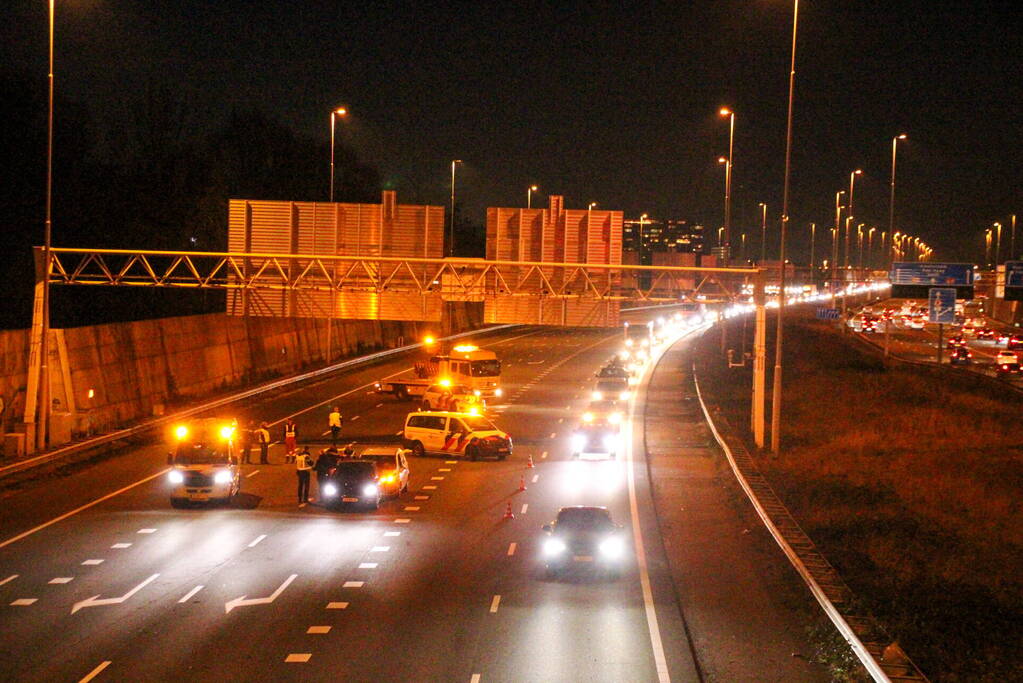 File door kop-staartbotsing op snelweg