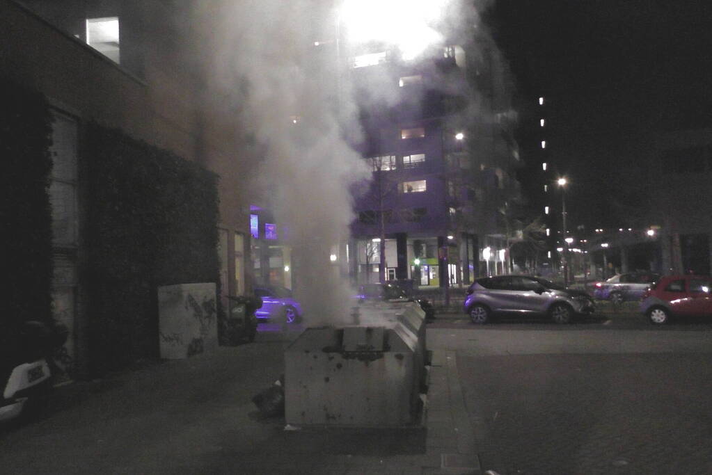 Brandweer dooft containerbrand