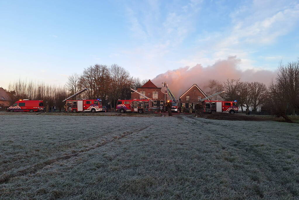 Veel rookontwikkeling bij brand in dak van oude boerderij