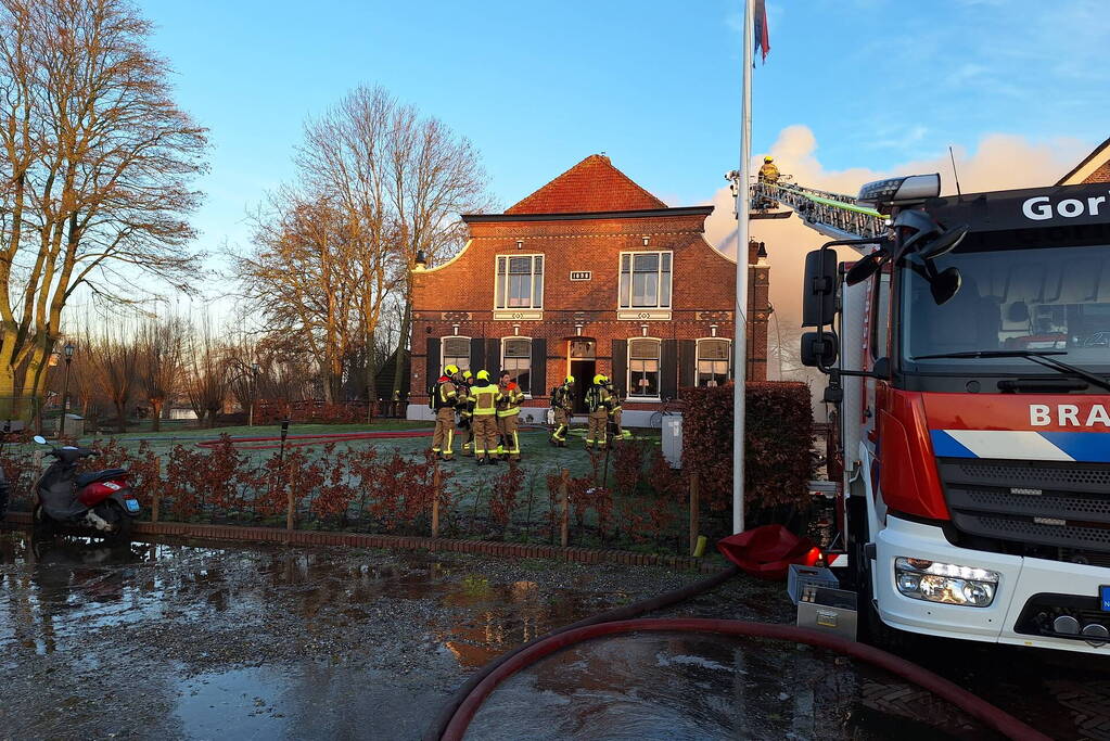 Veel rookontwikkeling bij brand in dak van oude boerderij