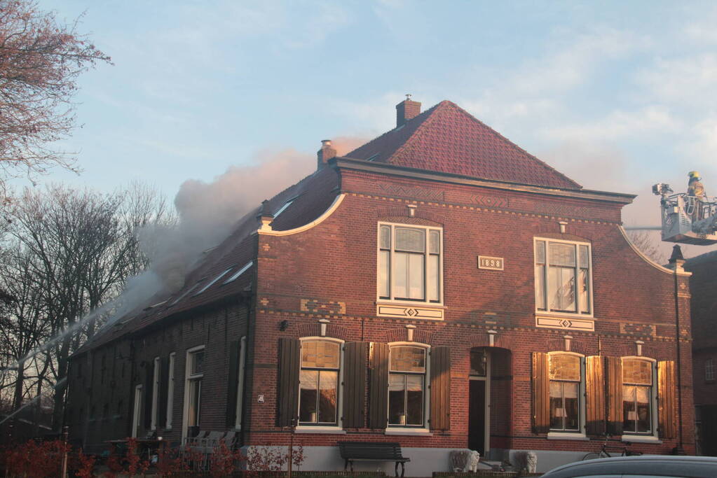 Veel rookontwikkeling bij brand in dak van oude boerderij