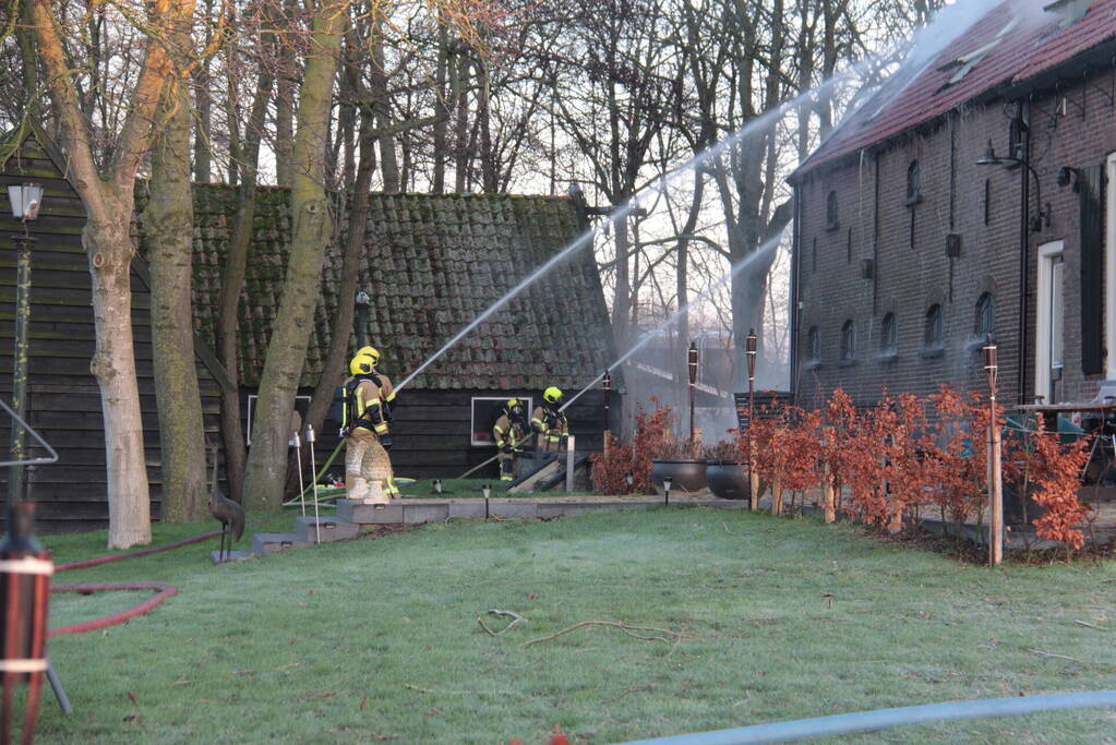 Veel rookontwikkeling bij brand in dak van oude boerderij