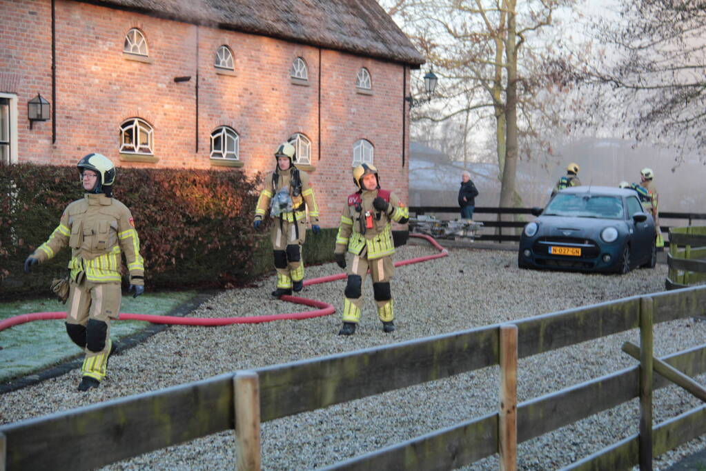 Veel rookontwikkeling bij brand in dak van oude boerderij