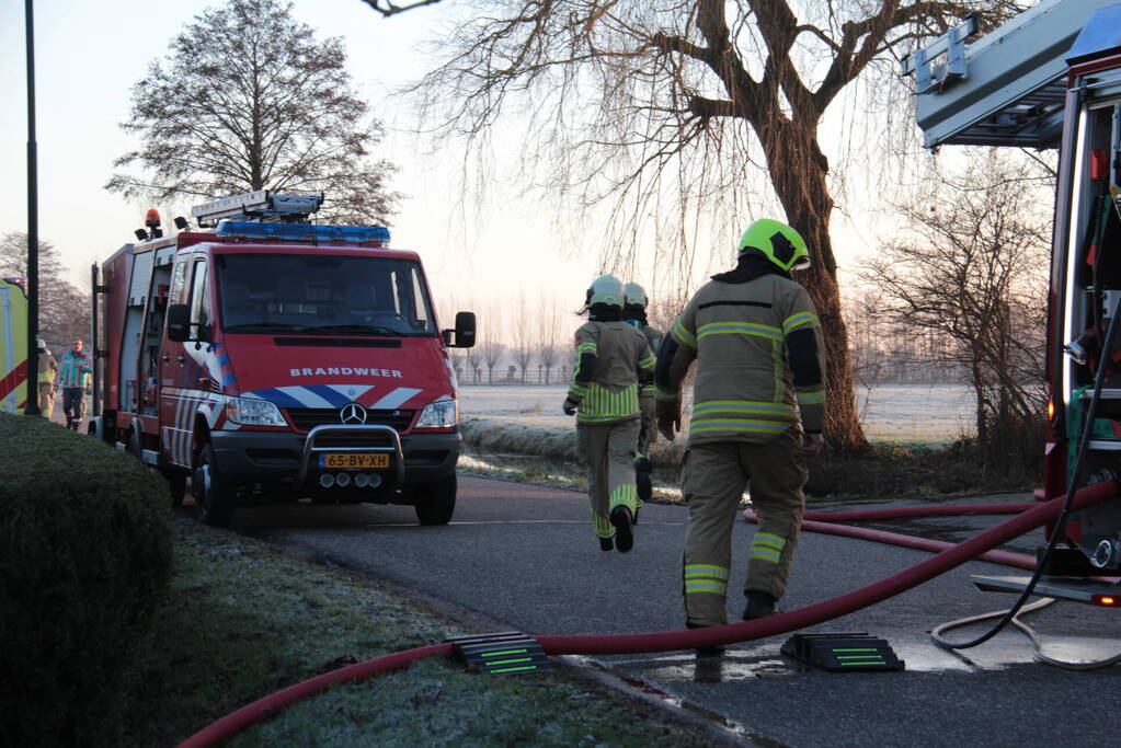 Veel rookontwikkeling bij brand in dak van oude boerderij