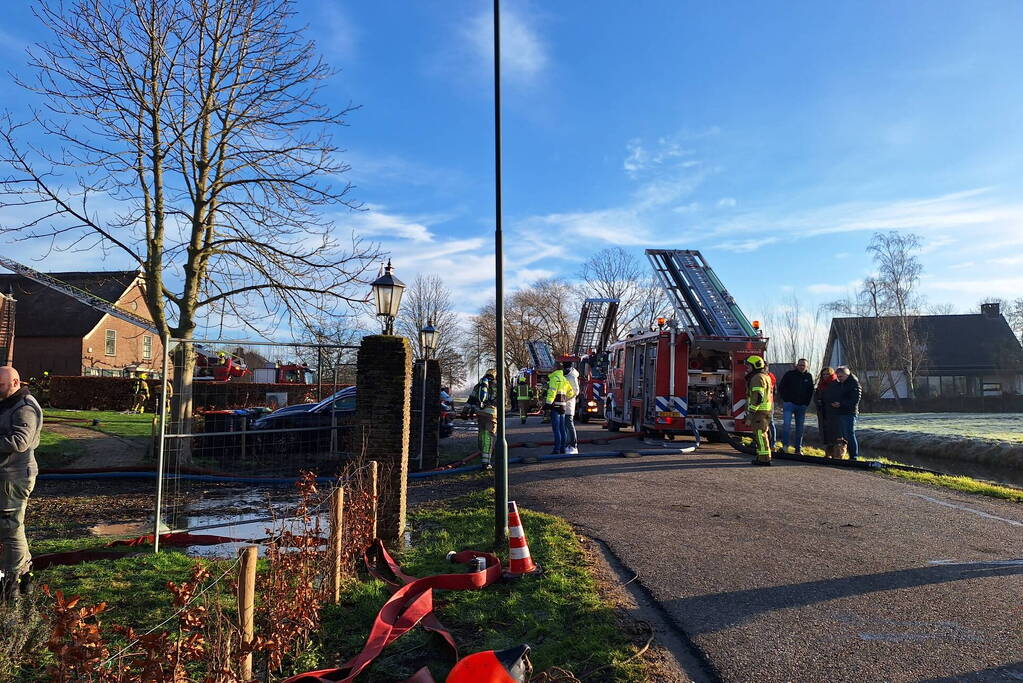 Veel rookontwikkeling bij brand in dak van oude boerderij