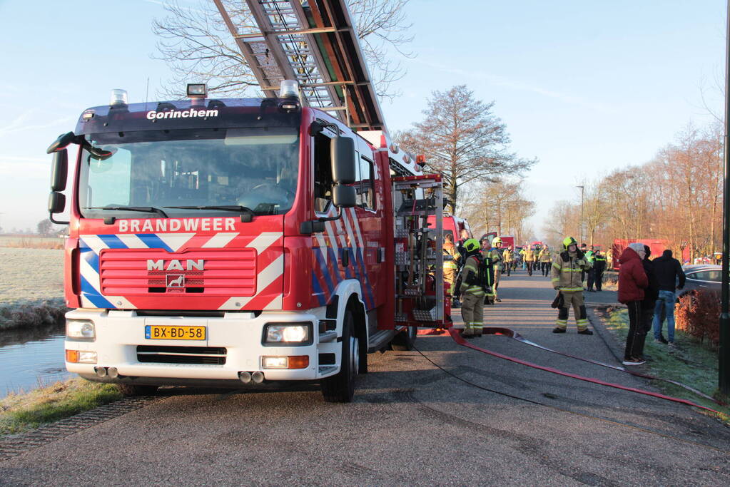 Veel rookontwikkeling bij brand in dak van oude boerderij