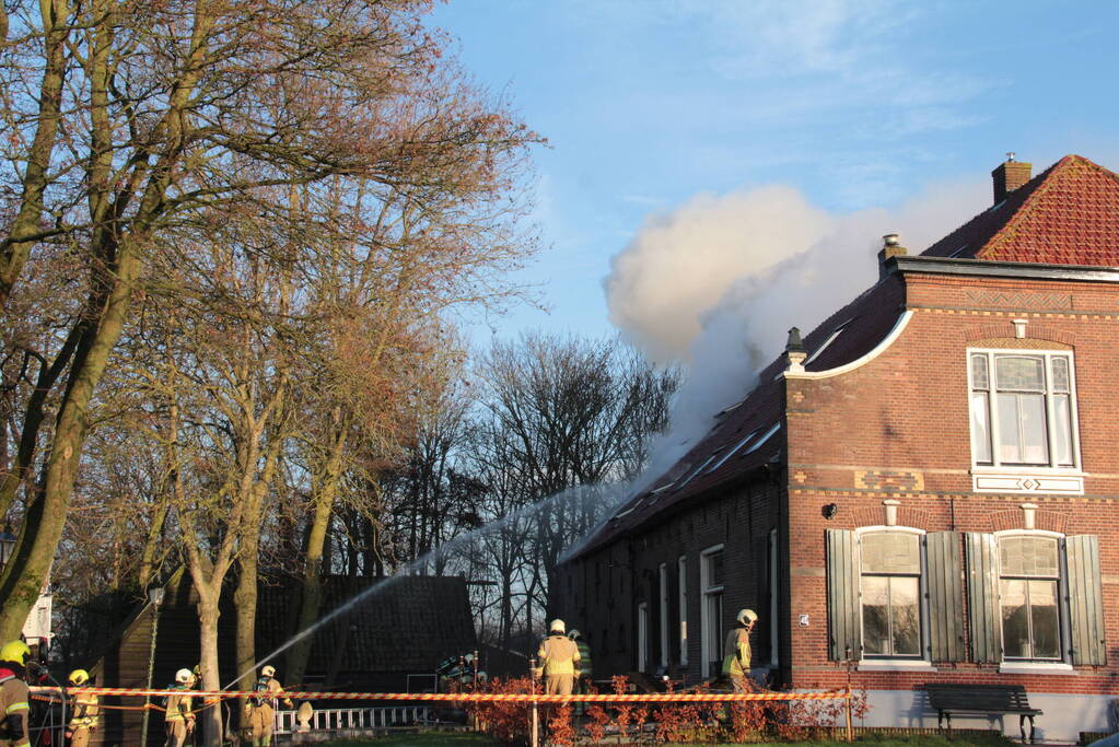 Veel rookontwikkeling bij brand in dak van oude boerderij