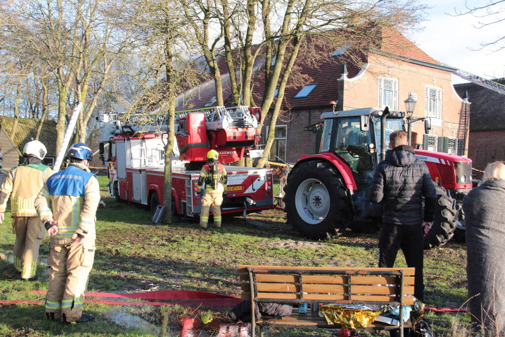 Veel rookontwikkeling bij brand in dak van oude boerderij