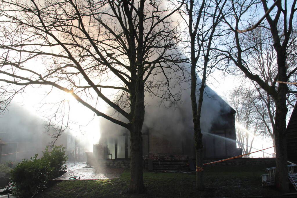 Veel rookontwikkeling bij brand in dak van oude boerderij