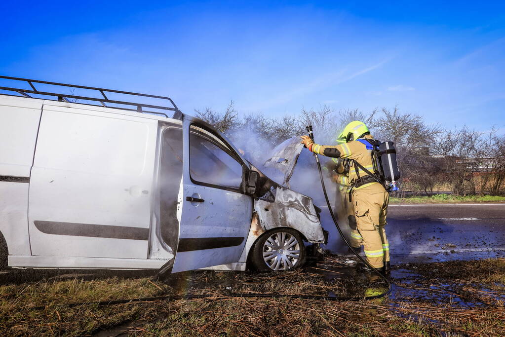 Net gekochte bestelbus vliegt in brand