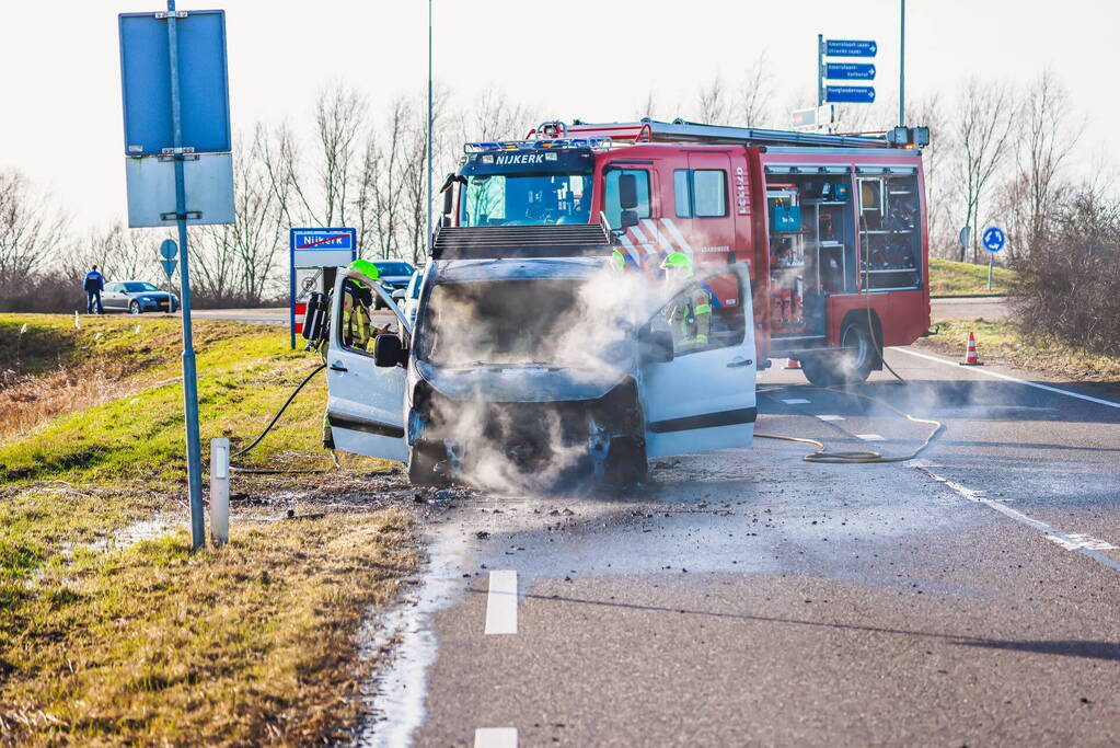 Net gekochte bestelbus vliegt in brand