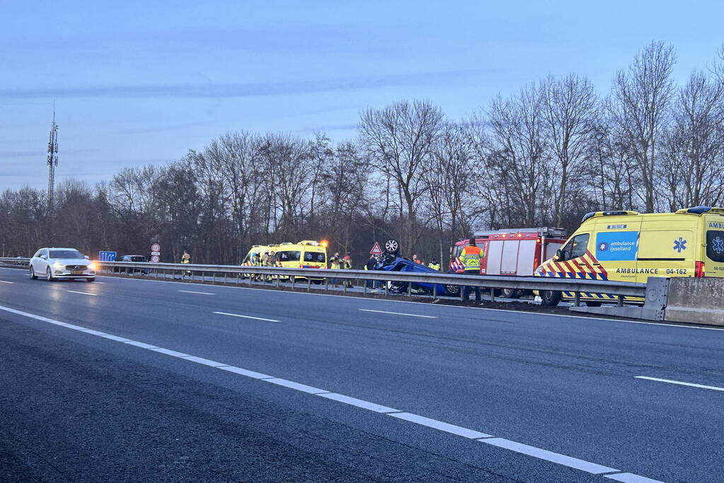 Ravage na groot ongeval waarbij auto over kop slaat