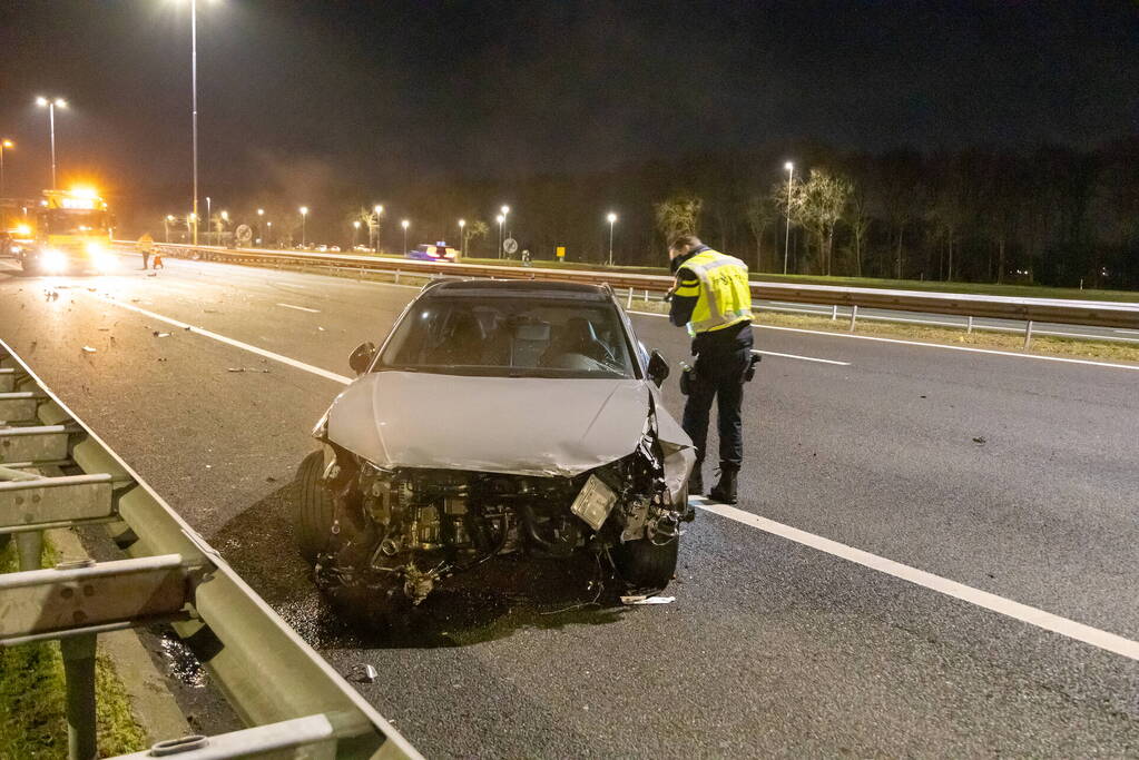 Drie personen op de vlucht na crash op snelweg