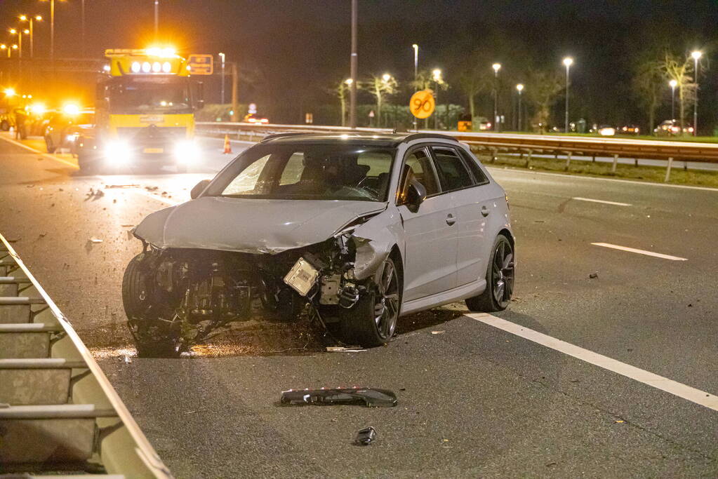 Drie personen op de vlucht na crash op snelweg