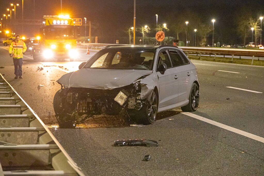 Drie personen op de vlucht na crash op snelweg