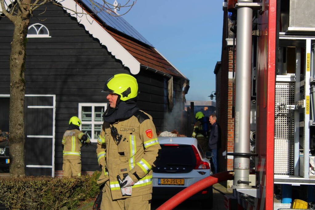 Schade door felle brand tegen schuur van woning