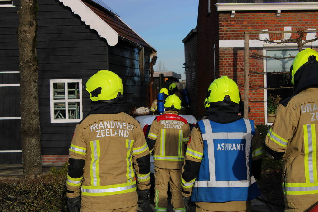 Schade door felle brand tegen schuur van woning