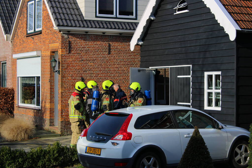 Schade door felle brand tegen schuur van woning