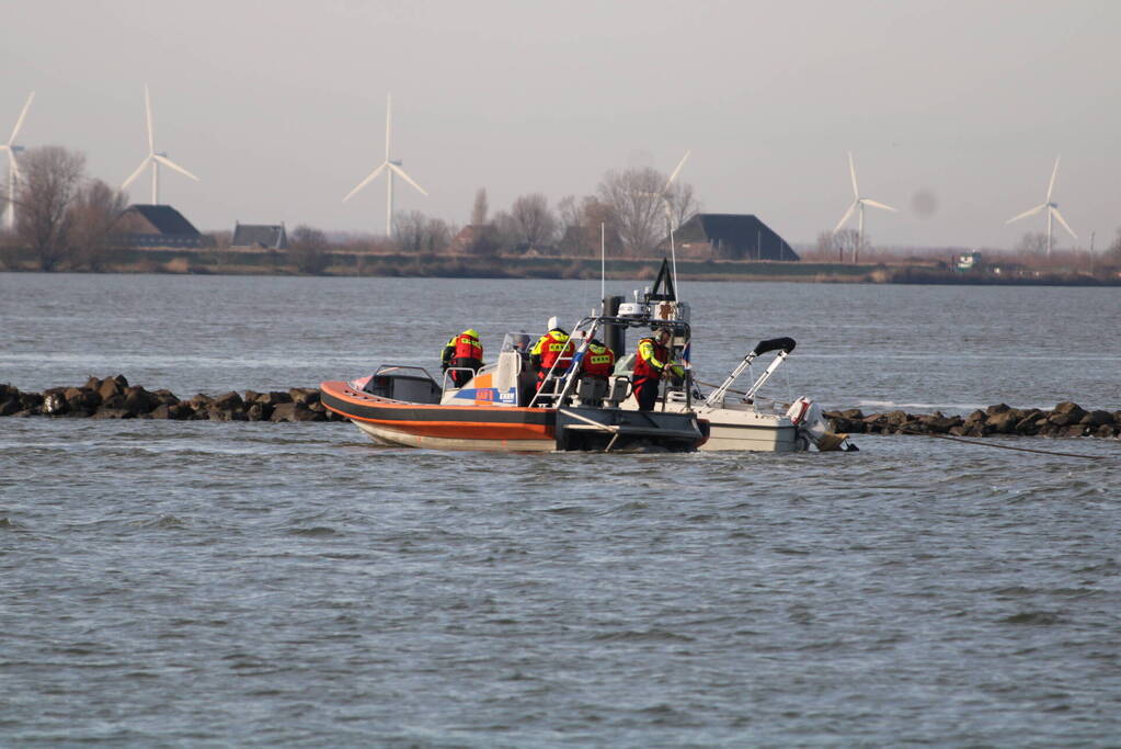 Plezierboot in problemen naar haven gebracht
