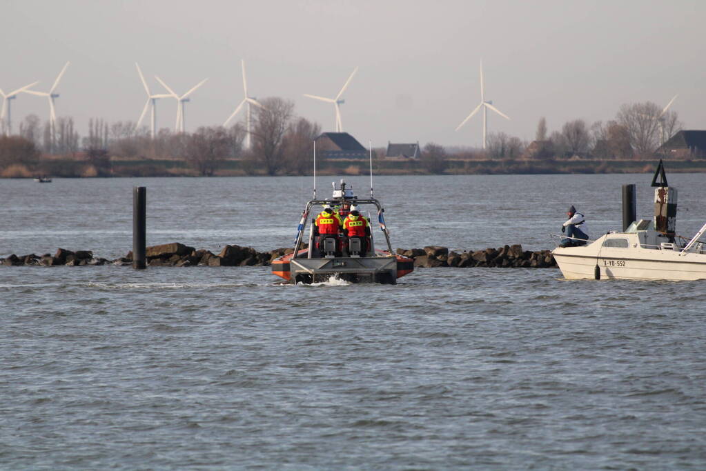 Plezierboot in problemen naar haven gebracht