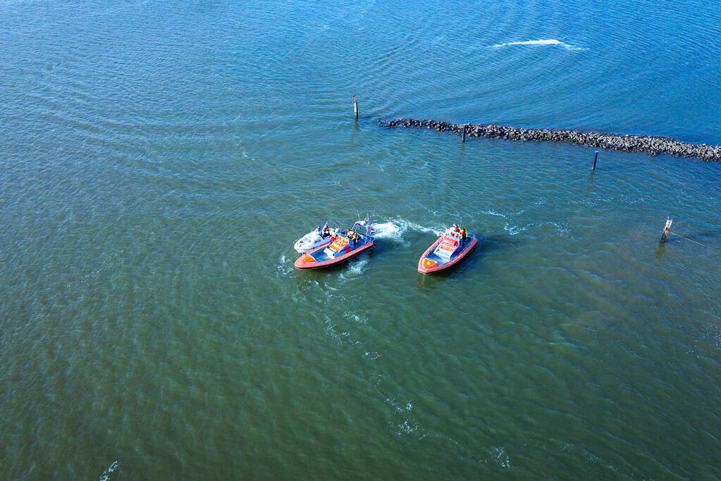 Plezierboot in problemen naar haven gebracht