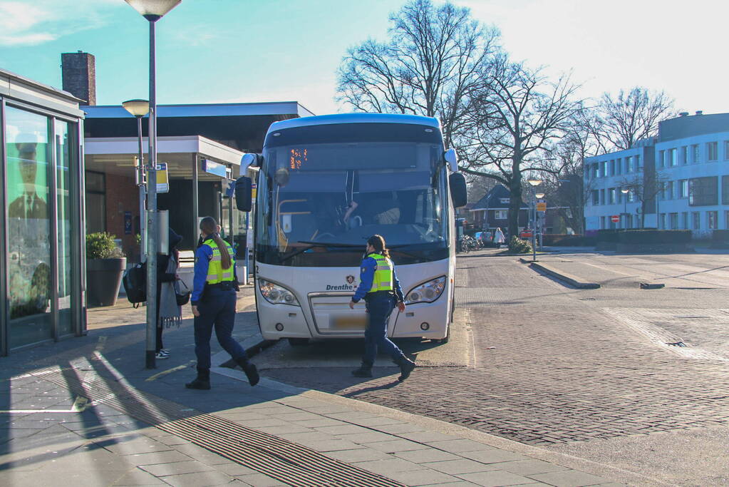 Handhaver gewond bij aanhouding in bus