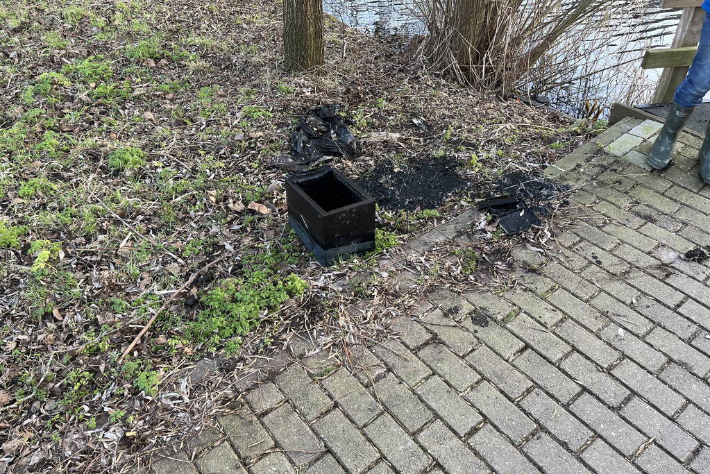 Kinderen vinden twee kluizen in sloot