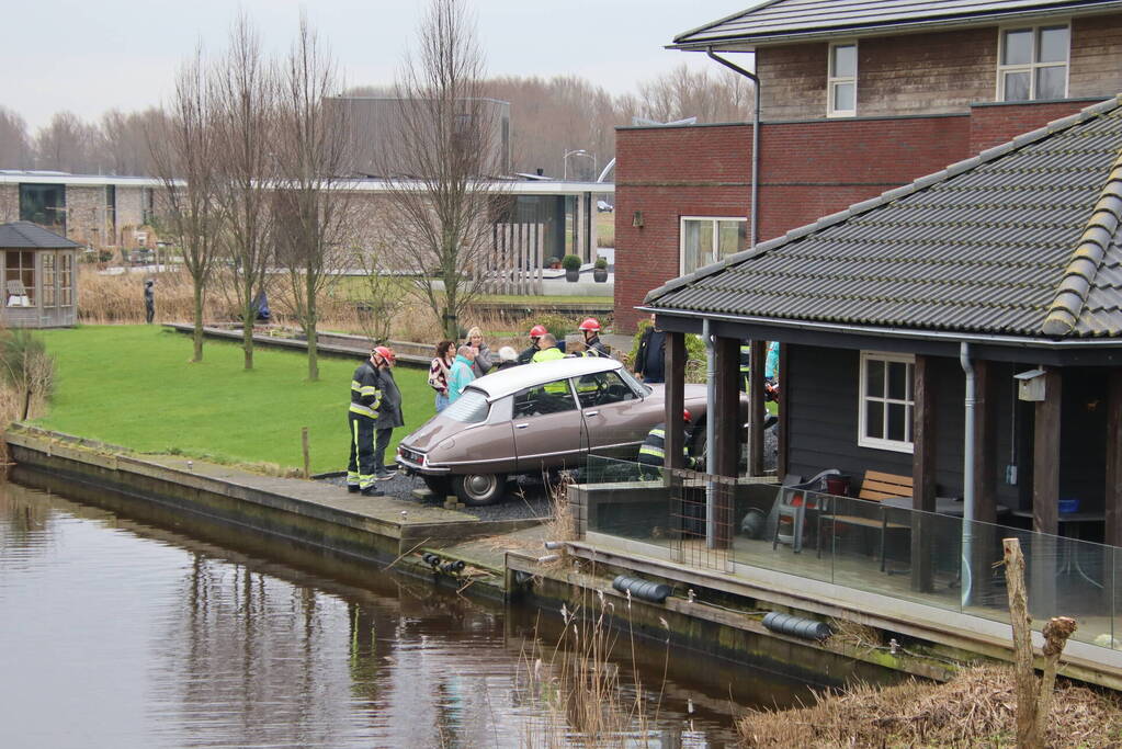 Oldtimer Citroen rijdt bijna het water in