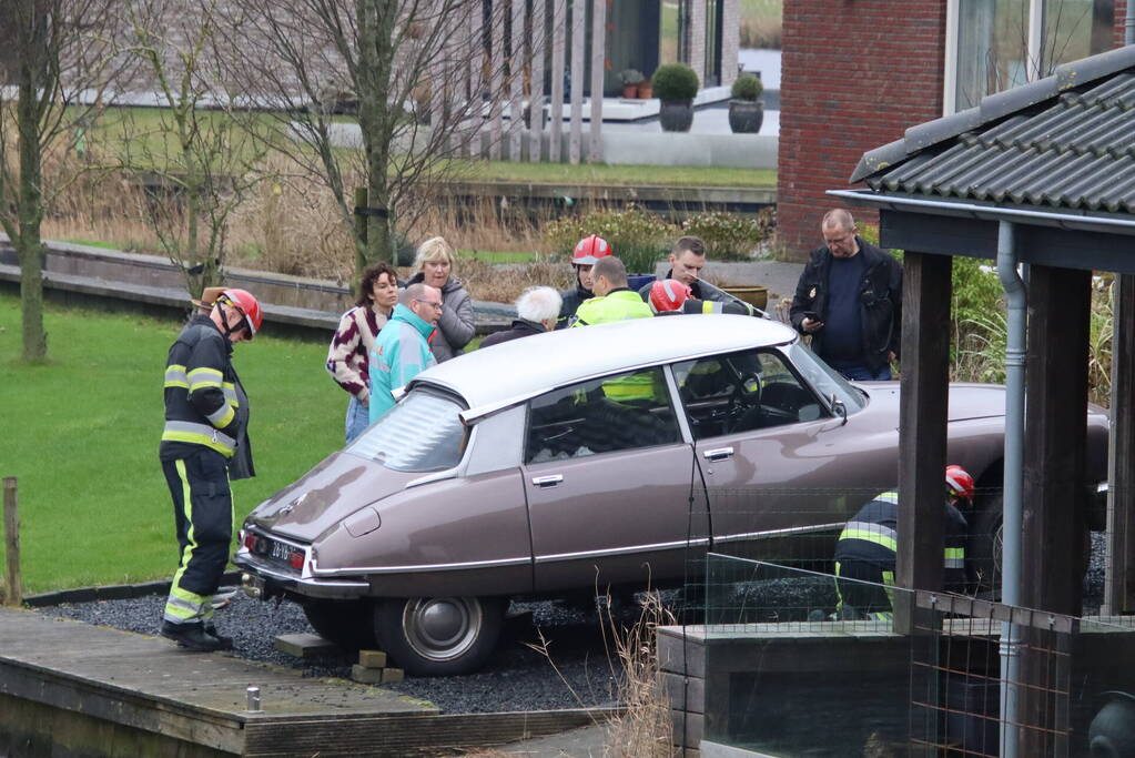 Oldtimer Citroen rijdt bijna het water in