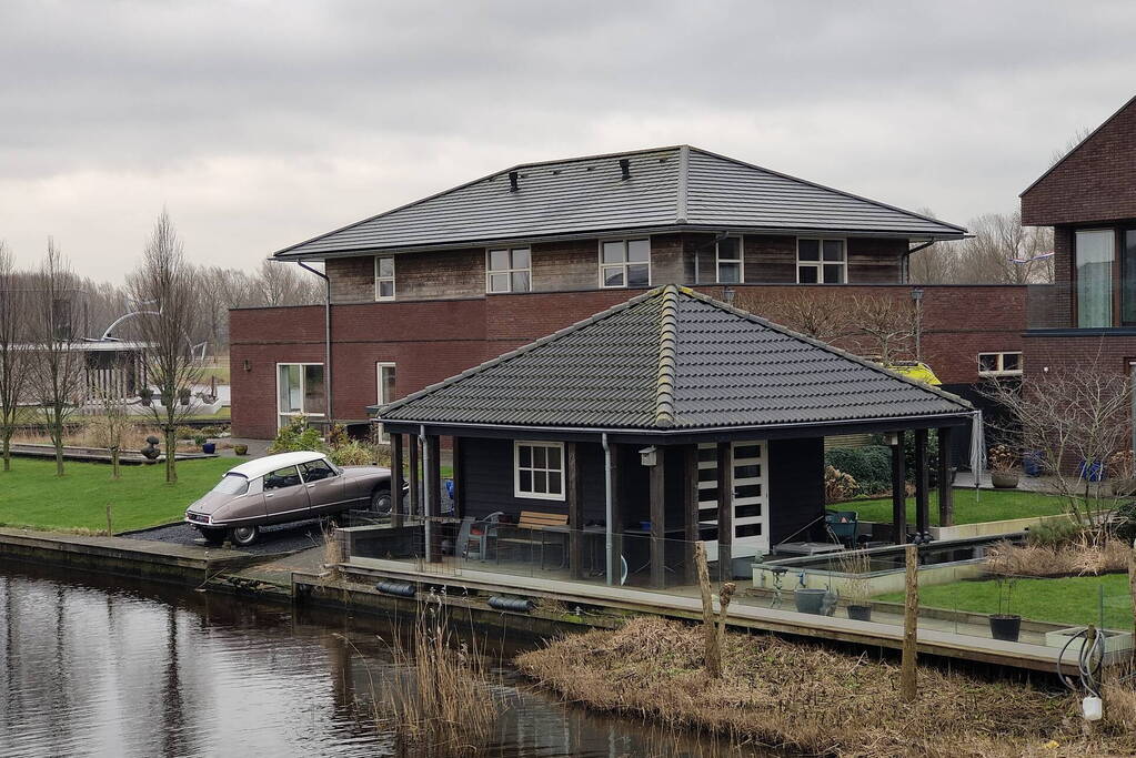 Oldtimer Citroen rijdt bijna het water in