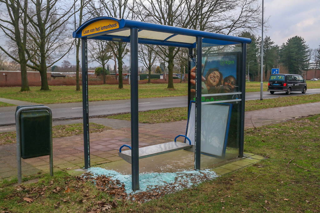 Wederom bushokje vernield in Emmerhout