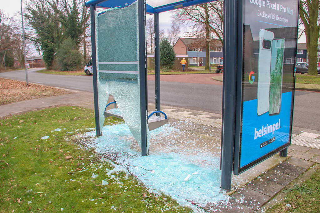 Wederom bushokje vernield in Emmerhout