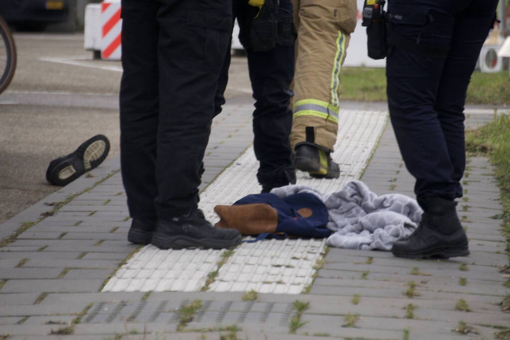 Kleding langs waterkant zorgt voor zoektocht in water