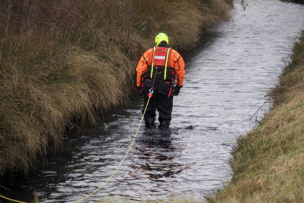 Kleding langs waterkant zorgt voor zoektocht in water
