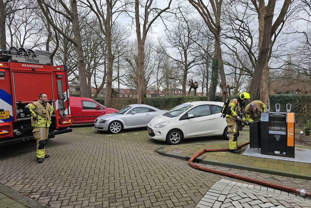 Brandweer blust ondergrondse plastic container