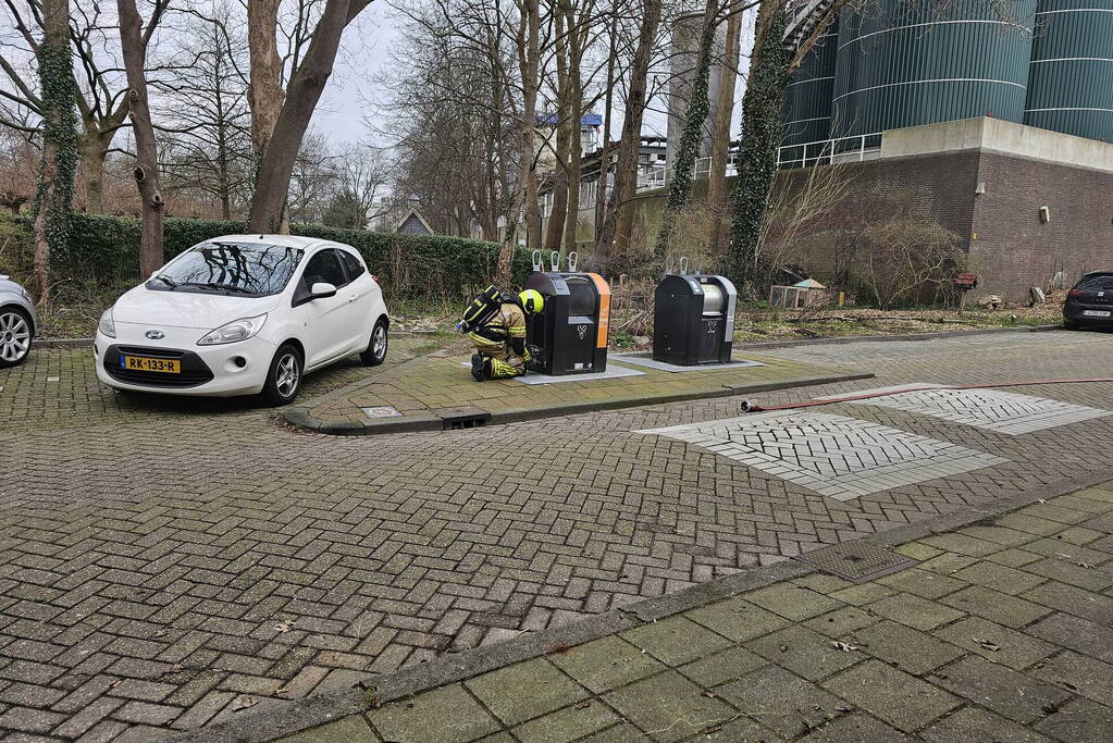 Brandweer blust ondergrondse plastic container