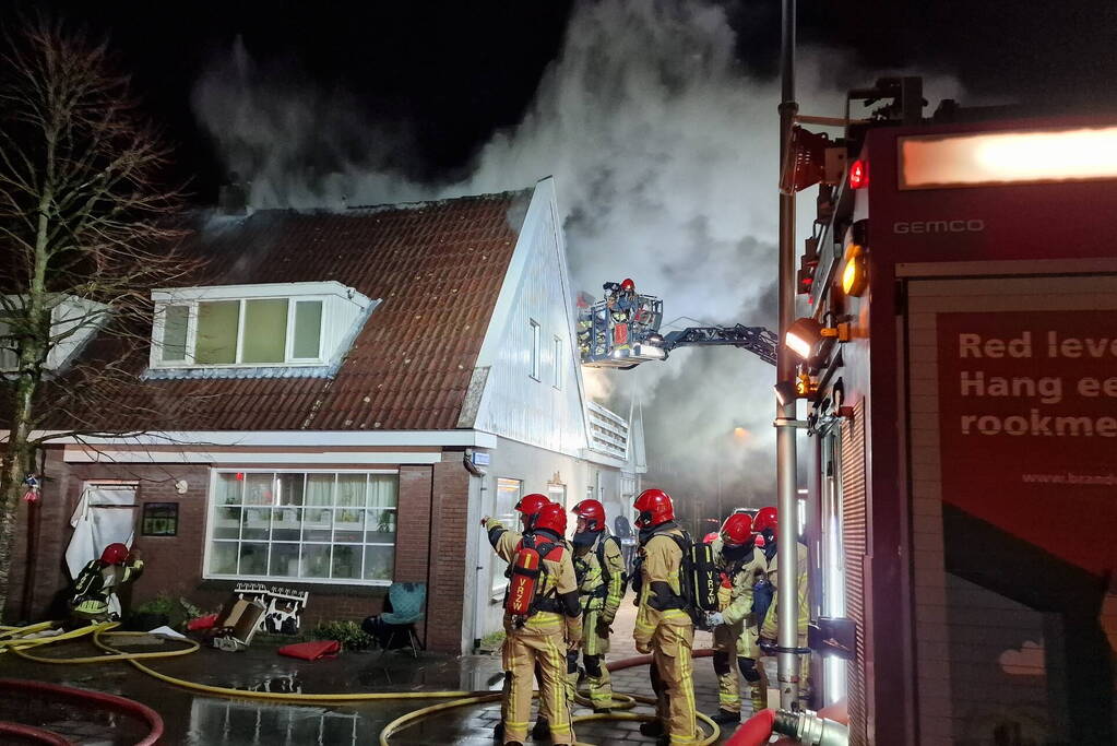 Drie personen uit brandende woning gered