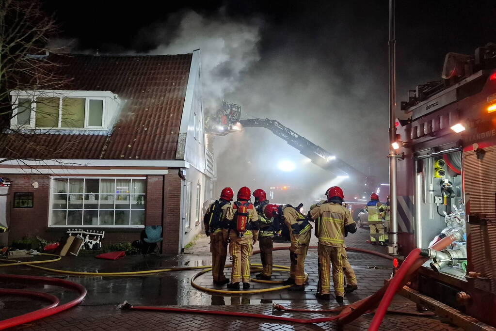 Drie personen uit brandende woning gered