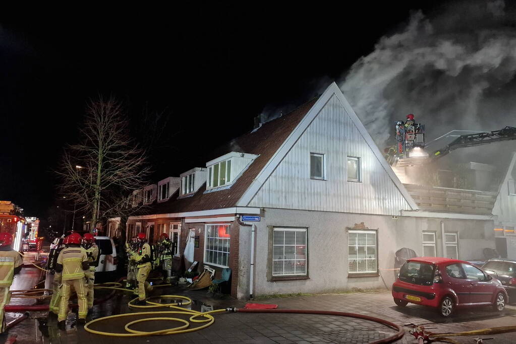 Drie personen uit brandende woning gered