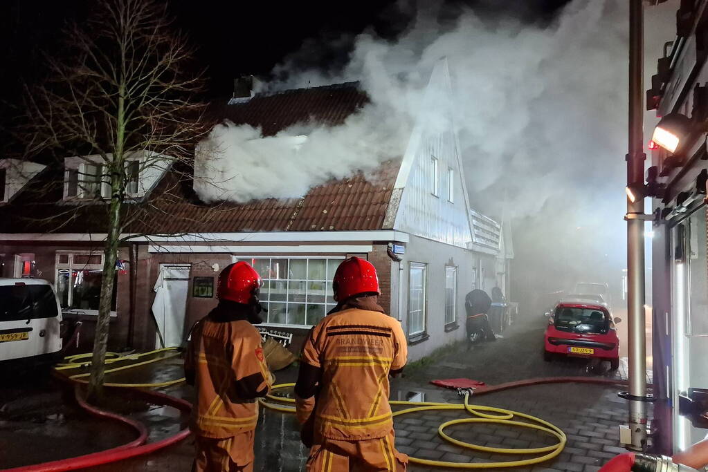 Drie personen uit brandende woning gered