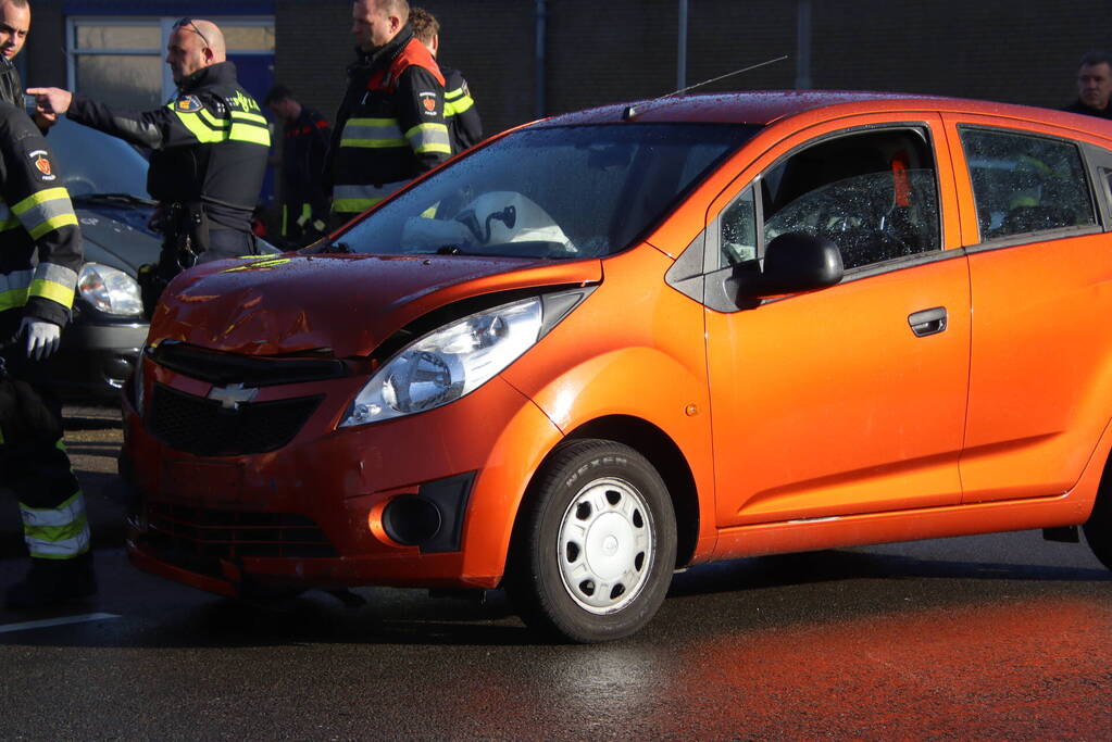 Twee personenauto's botsen op kruising