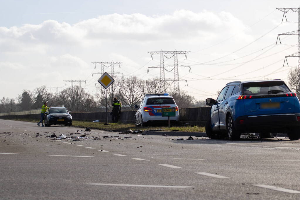 Opvallende politie auto en personenauto botsen