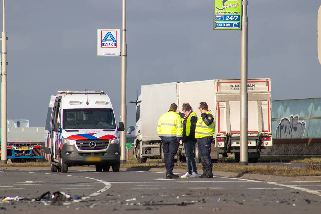 Opvallende politie auto en personenauto botsen