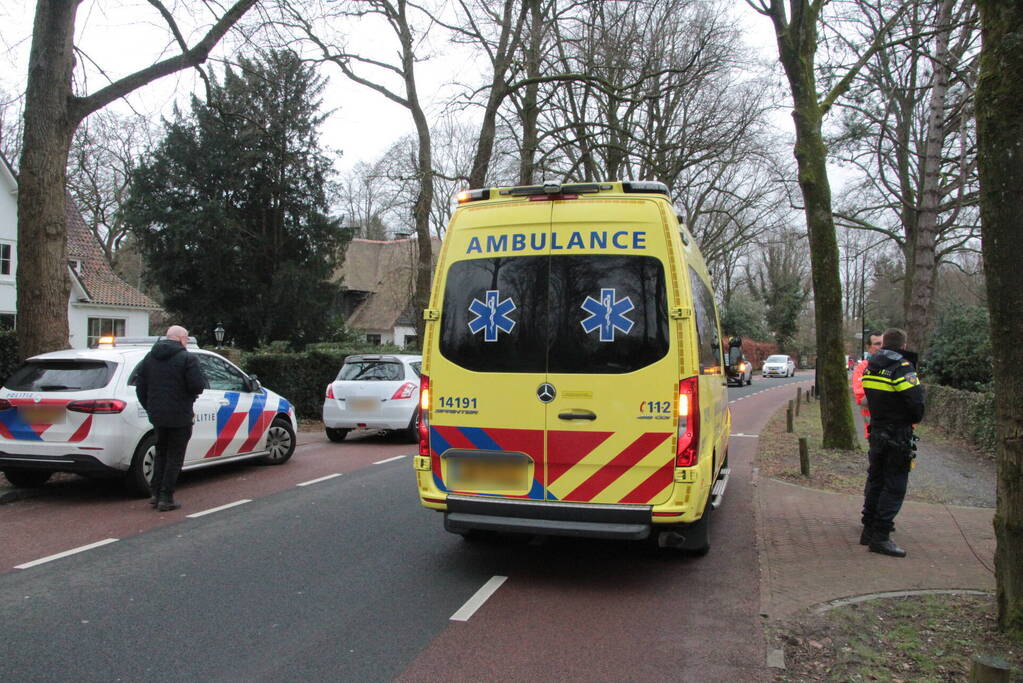 Fietser gaat onderuit na botsing met autospiegel