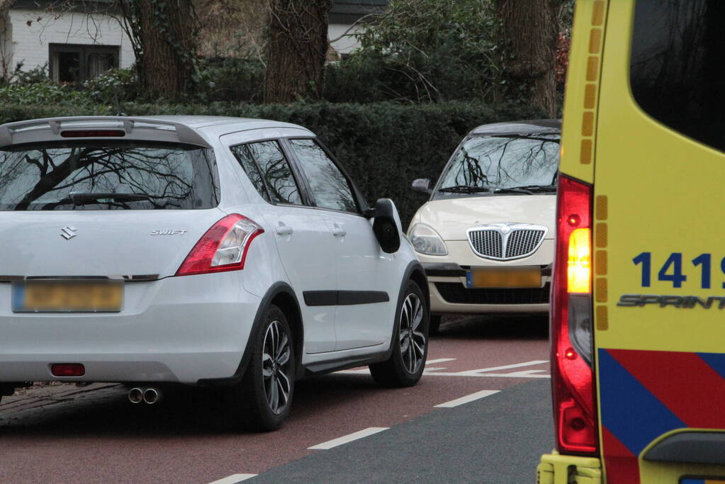 Fietser gaat onderuit na botsing met autospiegel