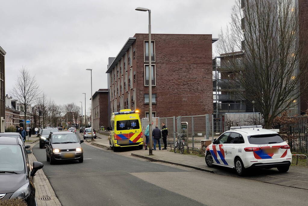 Fietser gewond bij botsing met personenauto tijdens inhaalactie
