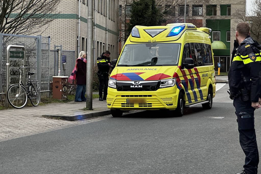 Fietser gewond bij botsing met personenauto tijdens inhaalactie