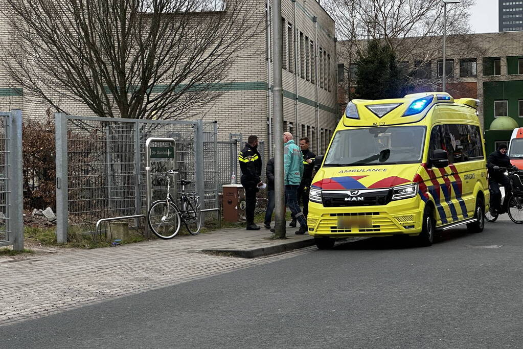 Fietser gewond bij botsing met personenauto tijdens inhaalactie